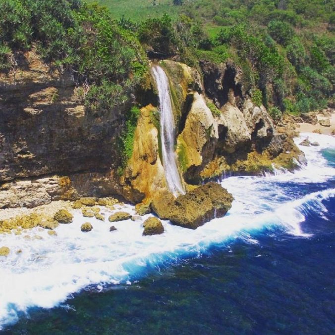 5 Air Terjun Di Jawa Timur Yang Langsung Jatuh Ke Laut